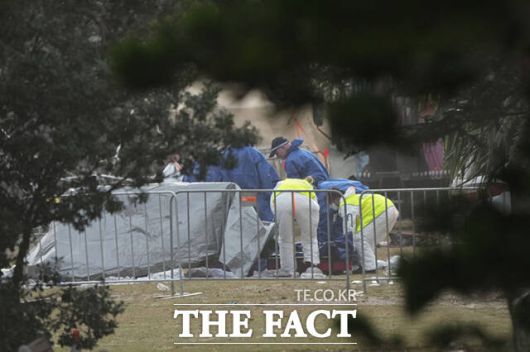15일(현지시간) 경찰 관계자들이 현장 감식을 진행하고 있다.