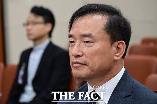 최민희 위원장 발언 경청하는 김종철 후보.