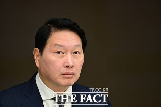 정청래 대표 인사말 경청하는 최태원 회장.