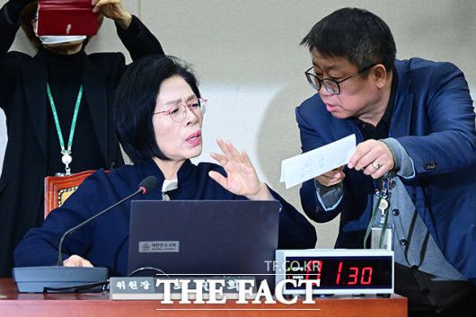 추가 증인·참고인 요구 메모보는 최민희 위원장.