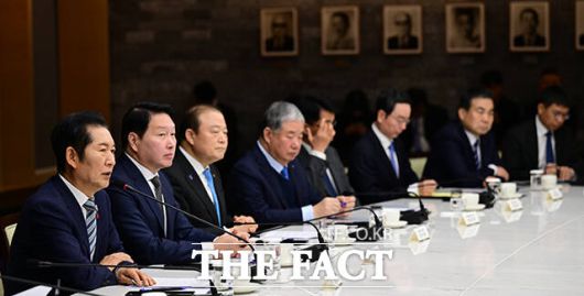 간담회 인사말하는 정청래 대표.