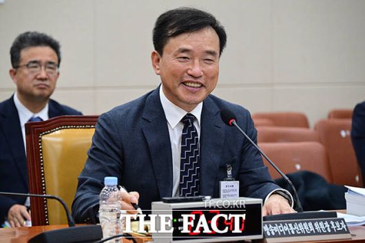 미소지으며 질의 듣는 김종철 후보자.