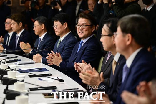 박승희 삼성전자 CR담당 사장(가운데)이 박수를 치고 있다.