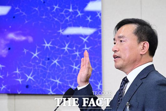 이날 김종철 방송미디어통신위원회 위원장 후보가 인사청문회에서 증인선서 하는 모습.