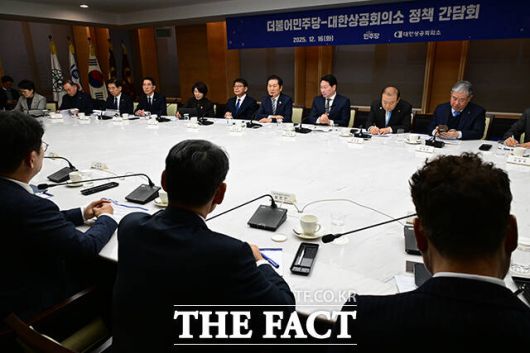 더불어민주당 지도부와 대한상의를 비롯한 SK그룹, 삼성, LG, 대한항공, 두산에너빌리티 등 재계 인사들이 참석한 정책 간담회.