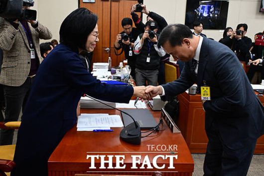 최민희 위원장이 김종철 후보와 인사하며 미소짓고 있다.