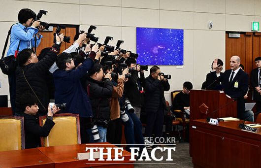 증인선서하는 해롤드 로저스 쿠팡 대표이사.