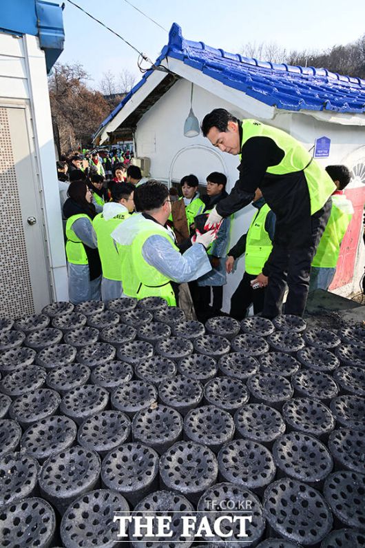 연탄 전달하는 장동혁 대표.