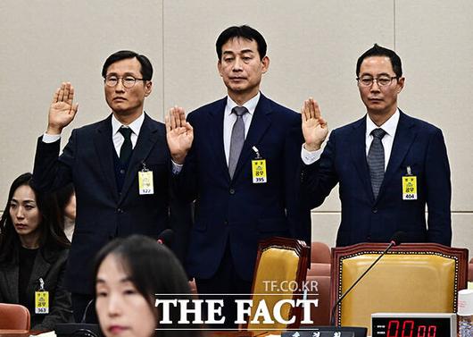 증인선서하는 조용우 쿠팡 국회·정부 담당 부사장과 민병기 쿠팡 대외협력 총괄 부사장, 김명규 쿠팡이츠서비스 대표이사(왼쪽부터).