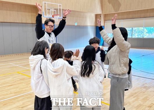 지난 11월 15일(토) 2025 스포츠드림데이 행사에 참여한 한국스포츠레저 관계자와 아이들이 체험 프로그램에 참여하고 있다./한국스포츠레저