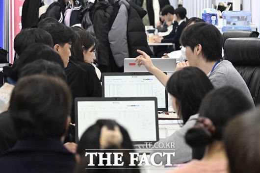 대학 관계자들이 학부모와 수험생에게 입시 요강을 안내하고 있다.