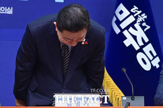 고개 숙여 인사하는 김병기 원내대표.