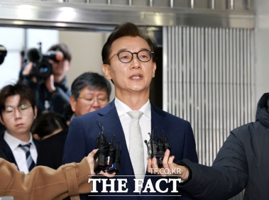 통일교 금품수수 의혹을 받는 전재수 전 해양수산부 장관이 19일 서울 서대문구 경찰청 국가수사본부로 조사받기 전 기자들 앞에서 발언하고 있다. /이새롬 기자