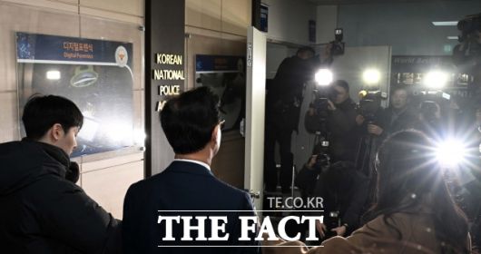 통일교 금품 수수 의혹을 받는 전재수 전 해양수산부 장관이 19일 오전 서울 서대문구 경찰청 국가수사본부에서 피의자 조사를 받기 위해 출석해 입장을 밝히고 있다. /이새롬 기자