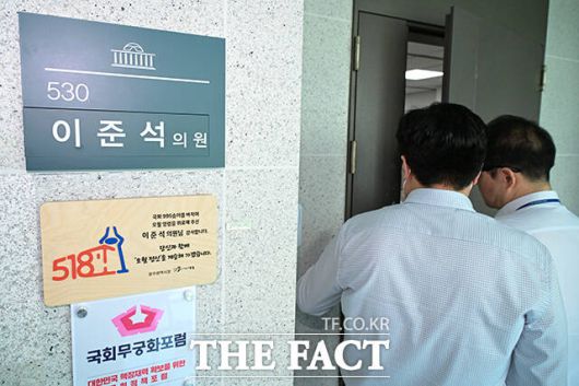 김건희 여사 연루 의혹을 수사하는 민중기 특별검사팀이 지난 7월28일 서울 여의도 국회 의원회관 이준석 의원실을 압수수색하고 있다. /국회=남윤호 기자