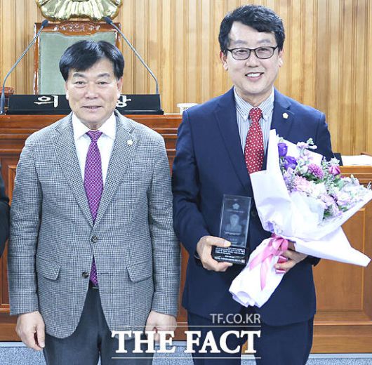 영주시의회 김주영 의원(오른쪽)이 김병기 의장과 수상 기념사진을 찍고 있다. /김주영 의원