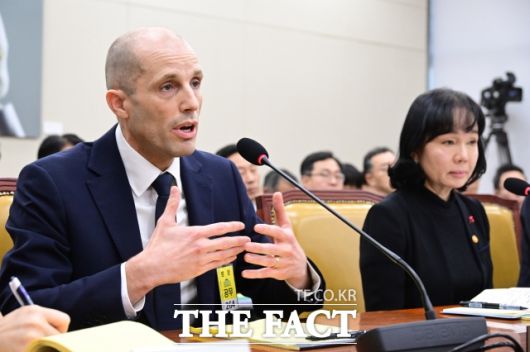 해롤드 로저스 쿠팡 대표이사(왼쪽)는 17일 서울 여의도 국회 과학기술정보방송통신위원회에서 열린 쿠팡 침해사고 관련 청문회에서 이번 개인정보 유출과 관련해 "미국법상 미국 증권거래위원회(SEC)에 보고서를 제출해야 할 의무는 없었다. 사실 미국에서 이런 종류의 데이터 유출은 개인정보보호법을 위반하는 것이 아니다"고 주장했다. /남윤호 기자