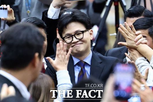 한동훈 전 국민의힘 대표가 21일 경기 고양시 킨텍스 그랜드볼룸에서 열린 토크콘서트에 입장하고 있다. /뉴시스