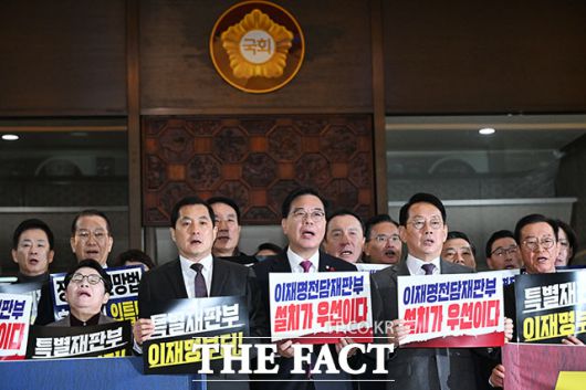 '이재명 정권 사법부 파괴-국민입틀막 악법 규탄대회' 구호 외치는 송언석 국민의힘 원내대표(가운데)와 의원들.