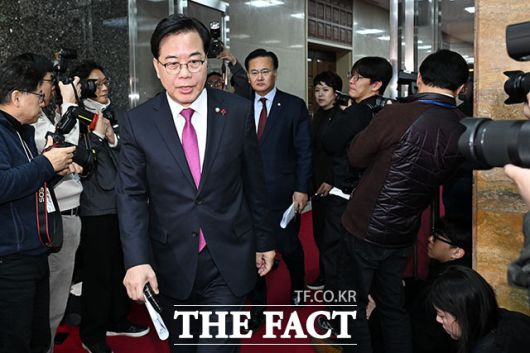 본회의 앞두고 국회의장실 방문한 송 원내대표.