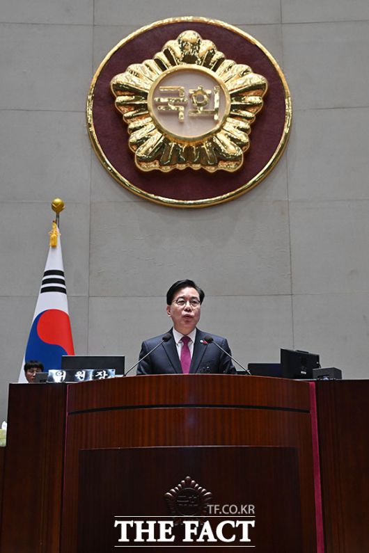 의원총회에서 발언하는 송 원내대표.
