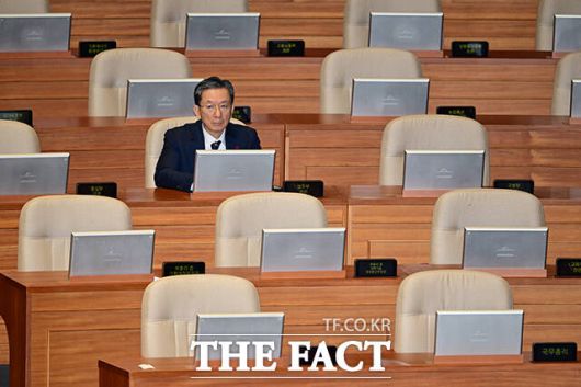 장동혁 대표의 24시간 필리버스터에도 자리 지키며 무제한 토론 경청하는 정성호 법무부 장관.