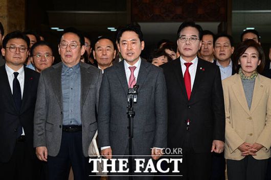 로텐더홀에서 입장 밝히는 장 대표와 국민의힘 의원들.