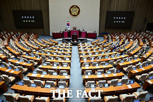 한산한 본회의장.