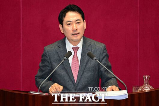 '12.3 윤석열 비상계엄 등에 대한 내란전담재판부 설치 및 제보자 보호 등에 관한 특별법안'에 대해 무제한 토론(필리버스터)을 하는 장동혁 국민의힘 대표.