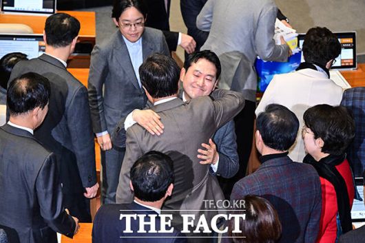 김대식 국민의힘 의원과 포옹 나누는 장동혁 대표.
