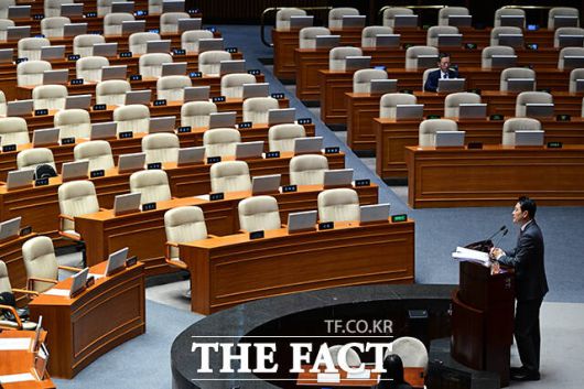 필리버스터를 하는 장동혁 대표 너머 여권 국회의원들의 빈자리가 보이고 있다.