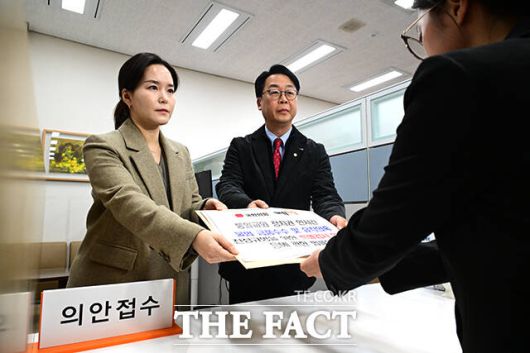 이주영 개혁신당 정책위의장과 곽규택 국민의힘 원내수석대변인이 '통일교 특검안'을 제출하는 모습.