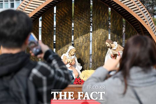 크리스마스 앞두고 성당 방문한 시민들.