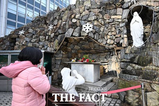 크리스마스 이브인 24일 오전 서울 중구 명동대성당을 찾은 시민이 기도를 하고 있다. /서예원 기자