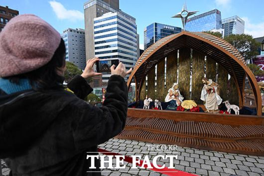 명동대성당 앞에 성탄 구유가 설치돼 있다.