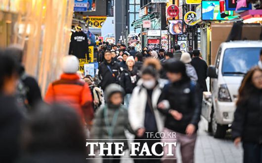 낮부터 북적이는 명동 거리.