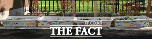 일본 오사카에 위치한 오사카조선중고급학교에 학생들의 이름이 적힌 화분이 놓여 있다. /오사카=서예원 기자