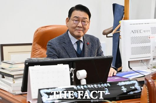 김교흥 더불어민주당 의원 22일 오후 서울 여의도 국회 문체위원장실에서 <더팩트>와 인터뷰에 앞서 포즈를 취하고 있다. 그는 지역구인 인천 서구 예산 2000억원 시대를 열었다. /국회=남용희 기자