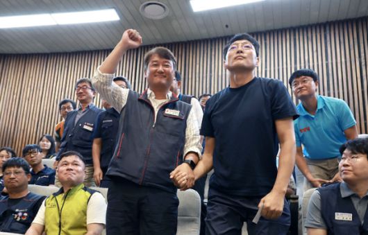 사진은 지난 8월 24일 서울 여의도 국회에서 열린 제428회 국회(임시회) 제2차 본회의에서 노동조합 및 노동관계조정법 일부개정법률안(대안)이 통과되자 기뻐하고 있는 양경수 전국민주노동조합총연맹 위원장(가운데 왼쪽)과 유최안 거제통영고성 조선하청지회 조합원(가운데 오른쪽). / 뉴시스