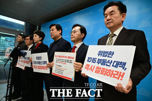 김은혜 국민의힘 의원과 국민의힘 서울·성남 당협위원장들이 '10·15 부동산 대책 행정처분 취소 청구'를 앞두고 취재진과 질의답변을 하고 있다.