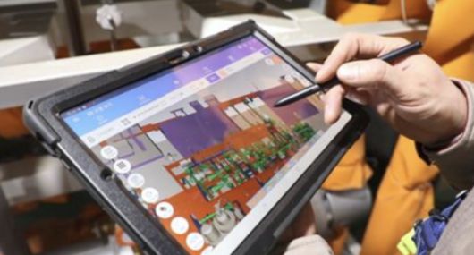 작업자가 태블릿 PC를 사용해 3D 디지털 생산도면을 확인하고 있다. /삼성중공업