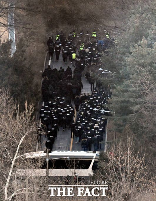 윤석열 전 대통령에 대한 고위공직자범죄수사처(공수처)의 2차 체포영장이 집행된 지난 1월15일 오전 공조본의 체포팀이 서울 용산구 한남동 윤 대통령 관저 앞 3차 저지선을 넘어 관저로 향하고 있다. /이새롬 기자
