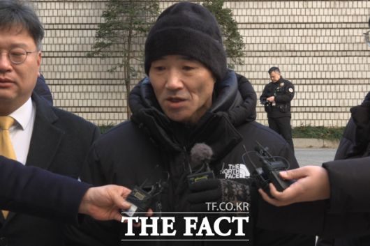 '서해 공무원 피격 사건' 은폐 시도 및 '월북몰이' 혐의 1심 무죄에 故이대진 씨의 유가족 이래진 씨가 26일 서울 서초구 서울중앙지방법원에서 나와 취재진들에게 발언하고 있다. /서울중앙지법=김기범 기자