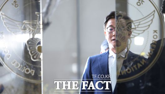 통일교로부터 금품 수수 의혹을 받고 해양수산부 장관직을 내려놓은 전재수 더불어민주당 의원이 19일 오전 서울 서대문구 경찰청에 피의자 신분으로 출석하고 있다./이새롬 기자