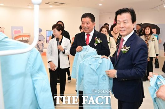 조규일(오른쪽)진주시장과 백승흥(왼쪽) 진주시의회 의장이 '성북동 아동·복지센터'를 둘러 보고 있다. /진주시