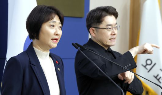 26일 정부는 아동양육비, 학용품비 등 저소득 한부모가족을 위한 복지급여 지원을 확대한다고 발표했다. 미등록 외국인 아동의 교육권 보장을 위해 국내 장기체류 아동 체류자격 부여 방안을 2028년 3월까지 연장한다. 미등록 외국인 아동 실태조사를 추진하고 보편적 출생등록제 도입도 검토한다. 사진은 이날 이스란 보건복지부 제1차관이 정부서울청사에서 '제3차 아동정책기본계획(2025~2029)'을 발표하는 모습. /보건복지부