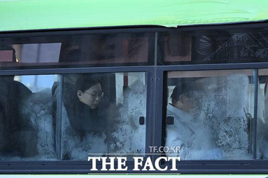 서울 종로구 광화문 인근 버스에 성에가 낀 모습.