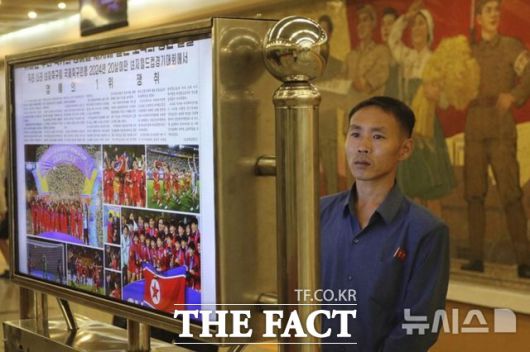 지난해 북한 평양 지하철 개선역에서 한 평양 시민이 북한 20세 이하(U20) 여자 축구 대표팀이 U20 월드컵 결승전에서 일본을 꺾고 우승했다는 노동신문 기사를 읽고 있는 모습. /뉴시스