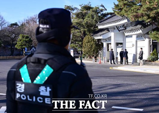 22일 서울 종로구 청와대 춘추문 앞에 경찰과 경호원이 배치돼 있다. /이새롬 기자