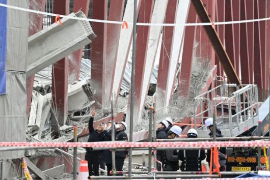 광주경찰청 광주대표도서관 공사현장 붕괴사고 수사본부 등 유관기관이 지난 16일 오후 광주 서구 치평동 광주대표도서관 붕괴 사고 현장에서 1차 합동 감식을 벌이고 있다. / 뉴시스